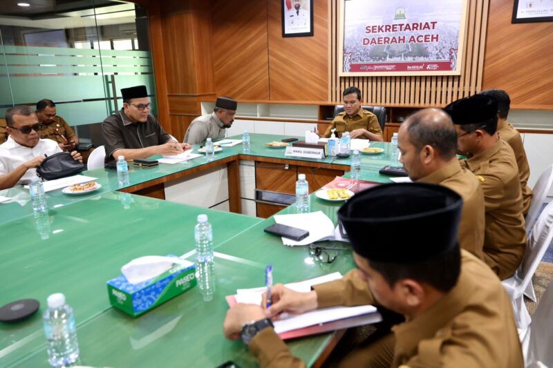 Wakil Gubernur Aceh, Fadhlullah, S.E., memimpin Rapat Dewan Pengawas MTQ Aceh XXXVII Tahun 2025, yang diikuti Kepala SKPA/Biro serta unsur terkait lainnya, di Ruang Rapat Sekda Aceh Aceh, Senin (27/10/2025).