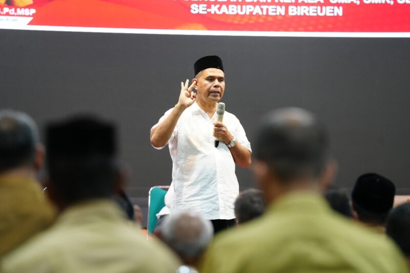 Murthalamuddin, S.Pd., MSP, saat memberikan arahan kepada jajaran pendidikan Kabupaten Bireuen di Aula Kampus Al-Muslim, Rabu (27/10/2025).