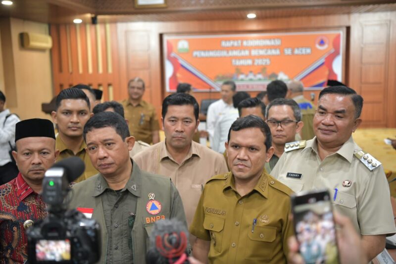 Wakil Gubernur Aceh, Fadhlullah SE menyampaikan Sambutan pada Rapat Koordinasi Daerah Penanganan Bencana di Wilayah Pronvisi Aceh bersama Kepala BNPB RI, Lenjet TNI. Suharyanto dan Rombongan serta Bupati/Walikota Se-Aceh digedung serbaguna Setda Aceh, Selasa, 28/10/2025.