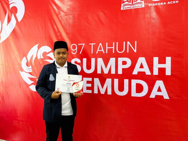 Ibnu Mulqan menerima penghargaan Hari Sumpah Pemuda 2025 dari Pemerintah Aceh di Stadion Harapan Bangsa, Banda Aceh, atas prestasi dan kontribusinya di bidang pendidikan.