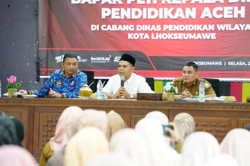 Murthalamuddin, S.Pd., MSP menyampaikan arahan tegas kepada para kepala sekolah se-Kota Lhokseumawe dan Aceh Utara di Aula Cabdin Pendidikan.