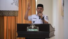 Bupati Aceh Besar H. Muharram Idris (Syech Muharram) saat membuka Lokakarya Percepatan Pengakuan dan Perlindungan Hak-Hak Tenurial MHA sebagai strategi peningkatan pemberdayaan ekonomi dan kesejahteraan masyarakat di The Pade Hotel, Kecamatan Darul Imarah, Aceh Besar, Rabu (29/10/2025).FOTO/MC ACEH BESAR