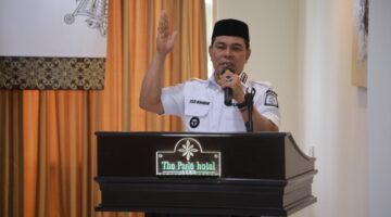 Bupati Aceh Besar H. Muharram Idris (Syech Muharram) saat membuka Lokakarya Percepatan Pengakuan dan Perlindungan Hak-Hak Tenurial MHA sebagai strategi peningkatan pemberdayaan ekonomi dan kesejahteraan masyarakat di The Pade Hotel, Kecamatan Darul Imarah, Aceh Besar, Rabu (29/10/2025).FOTO/MC ACEH BESAR