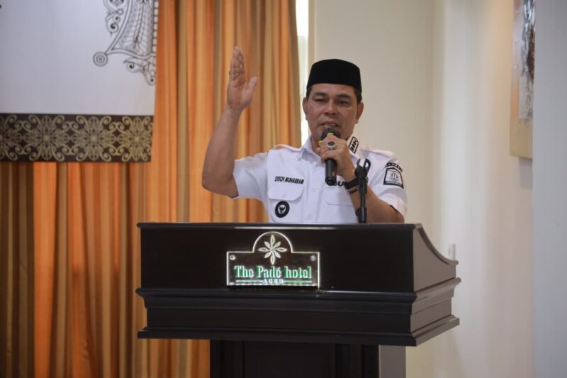 Bupati Aceh Besar H. Muharram Idris (Syech Muharram) saat membuka Lokakarya Percepatan Pengakuan dan Perlindungan Hak-Hak Tenurial MHA sebagai strategi peningkatan pemberdayaan ekonomi dan kesejahteraan masyarakat di The Pade Hotel, Kecamatan Darul Imarah, Aceh Besar, Rabu (29/10/2025).FOTO/MC ACEH BESAR