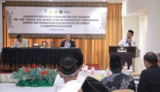 Bupati Aceh Besar H. Muharram Idris membuka Lokakarya Percepatan Pengakuan dan Perlindungan Hak-Hak Tenurial MHA sebagai strategi peningkatan pemberdayaan ekonomi dan kesejahteraan masyarakat di The Pade Hotel, Kecamatan Darul Imarah, Aceh Besar, Rabu (29/10/2025). FOTO/PROKOPIM PEMKAB ACEH BESAR