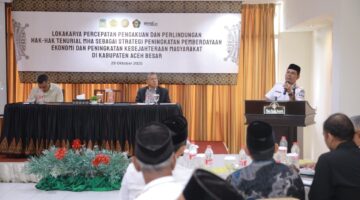 Bupati Aceh Besar H. Muharram Idris membuka Lokakarya Percepatan Pengakuan dan Perlindungan Hak-Hak Tenurial MHA sebagai strategi peningkatan pemberdayaan ekonomi dan kesejahteraan masyarakat di The Pade Hotel, Kecamatan Darul Imarah, Aceh Besar, Rabu (29/10/2025). FOTO/PROKOPIM PEMKAB ACEH BESAR