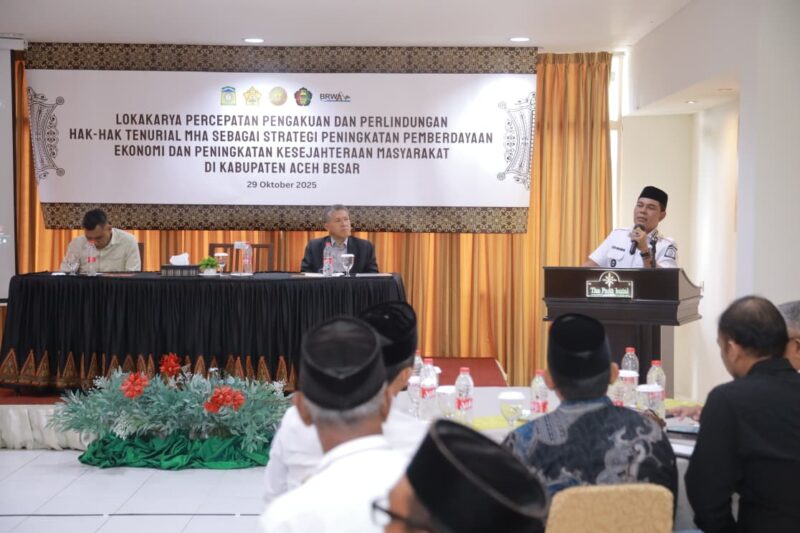 Bupati Aceh Besar H. Muharram Idris membuka Lokakarya Percepatan Pengakuan dan Perlindungan Hak-Hak Tenurial MHA sebagai strategi peningkatan pemberdayaan ekonomi dan kesejahteraan masyarakat di The Pade Hotel, Kecamatan Darul Imarah, Aceh Besar, Rabu (29/10/2025). FOTO/PROKOPIM PEMKAB ACEH BESAR