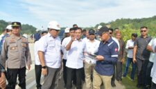 Wakil Gubernur Aceh, Fadhlullah, saat berdialog dengan warga pemilik lahan garapan di kawasan Tol Sigli–Banda Aceh, Rabu (29/10/2025).