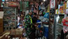 Babinsa Koramil 26/Kuta Cot Glie, Serda Agussalim, memantau harga sembako di Pasar Keumireu, Aceh Besar, menjelang akhir tahun 2025 untuk memastikan harga dan stok tetap stabil.