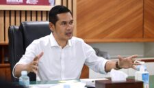 “Sekda Aceh M. Nasir memimpin rapat penataan ulang HGU di ruang kerja Sekda, Banda Aceh – menindaklanjuti Ingub No. 8/2025 tentang HGU bermasalah.”