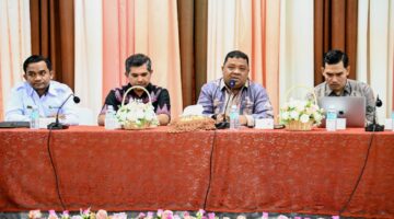 Plt Kepala Diskopukmdag Aceh Besar, Drs. Sulaimi, M.Si, menyampaikan sambutan dan membuka Optimalisasi Percepatan Oprasional dan Perkembangan Koperasi Desa Merah Putih di Aula Dekeanasda, Gampong Gani, Kecamatan Ingin Jaya, Aceh Besar, Kamis, (30/10/2025). FOTO/MC ACEH BESAR