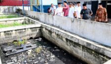 Bupati Aceh Besar, H Muharram Idris tinjau tempat pembuangan kotoran sapi seusai Launching Sertifikat Halal Rumah Potong Hewan Lambaro, Kecamatan Ingin Jaya, Aceh Besar, Jumat (31/101/2025). FOTO/MC ACEH BESAR