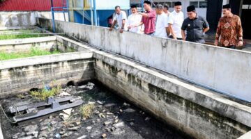Bupati Aceh Besar, H Muharram Idris tinjau tempat pembuangan kotoran sapi seusai Launching Sertifikat Halal Rumah Potong Hewan Lambaro, Kecamatan Ingin Jaya, Aceh Besar, Jumat (31/101/2025). FOTO/MC ACEH BESAR