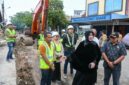 “Illiza Sa’aduddin Djamal meninjau perbaikan jalan yang rusak parah dan mengajak warga menjaga drainase agar bebas banjir, Jumat (31/10/2025).”