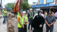 “Illiza Sa’aduddin Djamal meninjau perbaikan jalan yang rusak parah dan mengajak warga menjaga drainase agar bebas banjir, Jumat (31/10/2025).”