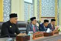 Ketua DPRK Banda Aceh, Irwansyah ST, menyampaikan dukungan terhadap sikap Gubernur Aceh menolak pemotongan dana transfer daerah dalam sidang paripurna di Gedung DPRK Banda Aceh, Rabu (8/10/2025). Foto: (Foto: Humas DPRK Banda Aceh).