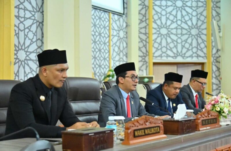 Ketua DPRK Banda Aceh, Irwansyah ST, menyampaikan dukungan terhadap sikap Gubernur Aceh menolak pemotongan dana transfer daerah dalam sidang paripurna di Gedung DPRK Banda Aceh, Rabu (8/10/2025). Foto: (Foto: Humas DPRK Banda Aceh).