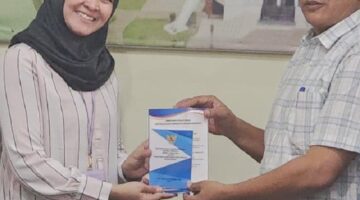 Plt Inspektur Kabupaten Aceh Besar Abdullah S.Sos, menerima buku kumpulan peraturan penyelesaian kerugian daerah dari tim BPK Perwakilan Aceh, di Aula Inspektorat Kabupaten Aceh Besar, Kota Jantho, Kamis (9/10/2025). FOTO/ MC ACEH BESAR