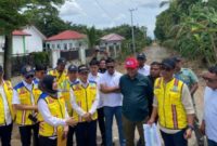 Anggota DPR RI asal Aceh, H. Irmawan, didampingi pejabat Aceh Jaya saat meninjau progres pembangunan Jalan Tanoh Manyang–Seumira di Kecamatan Teunom, Aceh Jaya, Kamis (9/10/2025).
