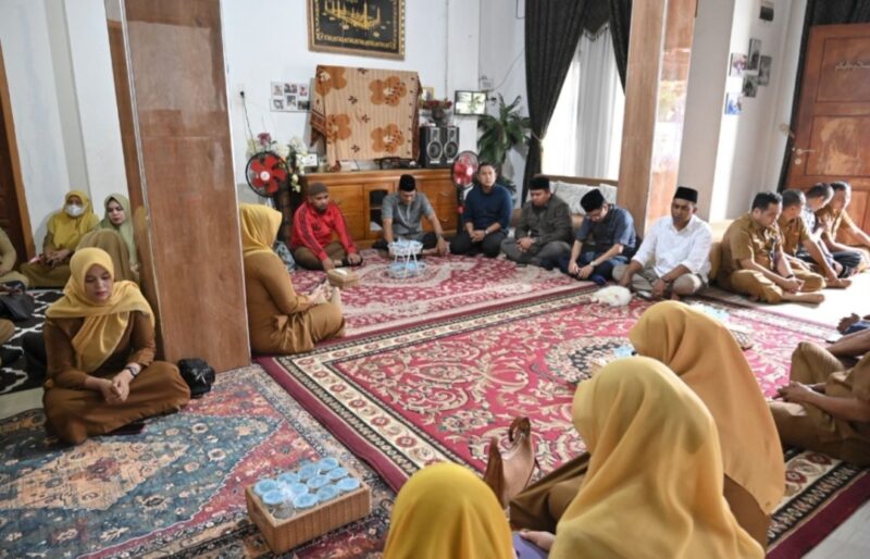 Rombongan DPRK Banda Aceh saat Takziah ke rumah almarhum T Hendra Budiansyah