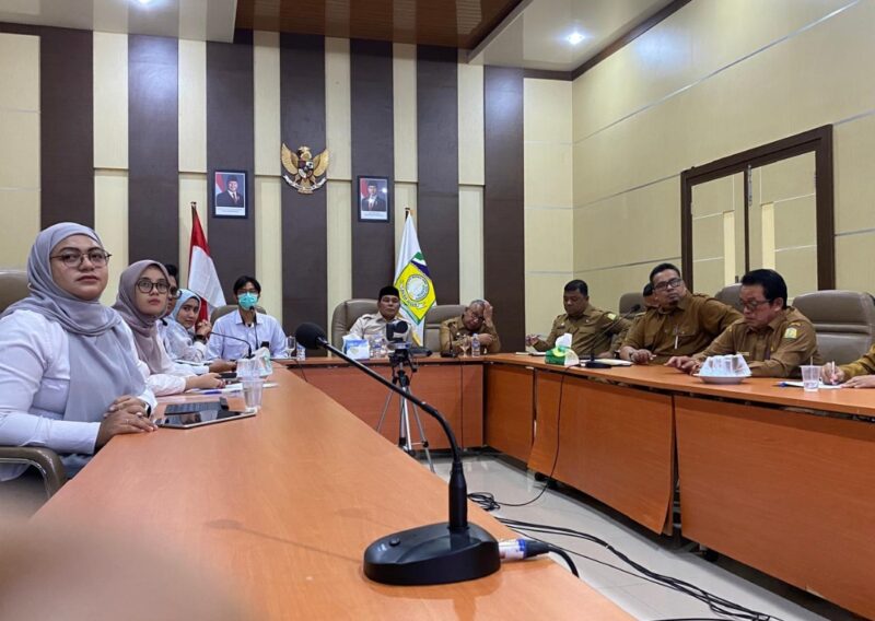 Bupati Aceh Besar H Muharram Idris menerima Tim Entry Meeting BPK RI Perwakilan Aceh yang dipimpin Arief Adrian di ruang rapat Kantor Bupati Aceh Besar, Senin (27/10/2025). FOTO/ PROKOPIM PEMKAB ACEH BESAR