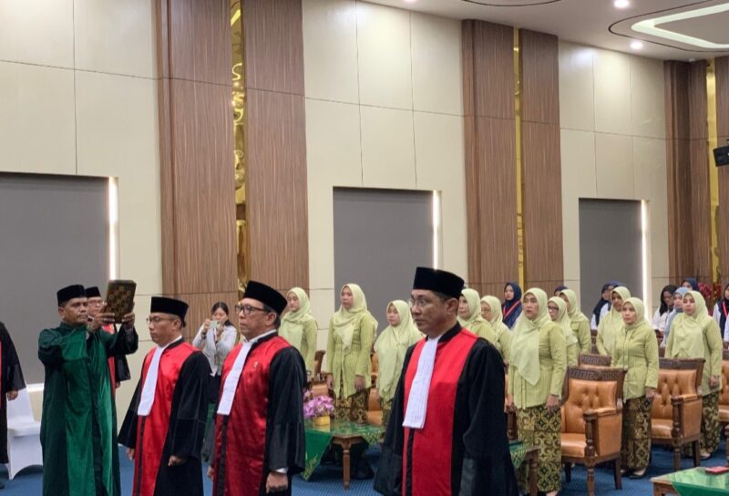 Ketua Pengadilan Tinggi Banda Aceh, Dr. H. Nursyam, S.H., M.H., saat melantik tiga Ketua Pengadilan Negeri: Blang Pidie, Bireuen, dan Takengon di Aula Pengadilan Tinggi Banda Aceh, Senin (27/10/2025).