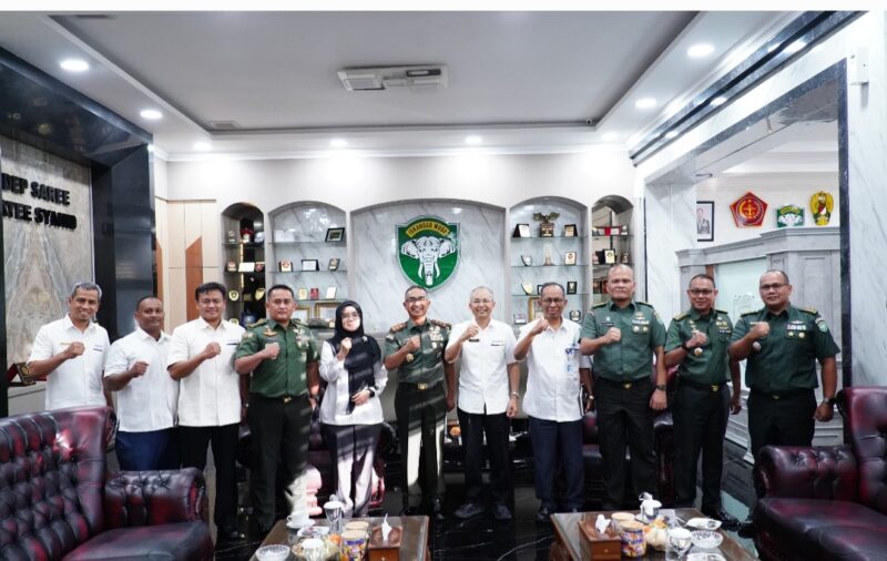 Pangdam Iskandar Muda Mayjen TNI Joko Hadi Susilo, S.I.P. menerima audiensi Kakanwil Kemenkeu Aceh Paryan di Makodam IM, Banda Aceh, Senin (27/10/2025).