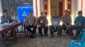 Warga Gampong Jruek Bak Kreh, Aceh Besar, antusias mengikuti pemilihan keuchik yang berlangsung tertib dan damai, Minggu (5/10/2025). (Dok, FA News.id)