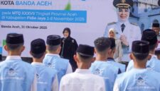 Wali Kota Banda Aceh, Illiza Sa’aduddin Djamal, melepas 100 kafilah Banda Aceh untuk MTQ Aceh ke-XXXVII di Pidie Jaya, Jumat (31/10/2025).