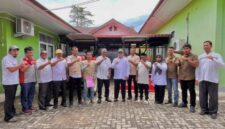 Wali Kota Sabang, Zulkifli H. Adam, menyerahkan dua unit traktor roda empat kepada Kelompok Tani Merdeka sebagai dukungan peningkatan produktivitas pertanian di Kota Sabang, 29 Oktober 2025.