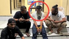 Polisi mengamankan pelaku pembunuhan di Bombana beserta barang bukti parang yang digunakan. [ Photo: Net]