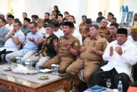Wakil Bupati Aceh Besar Drs H Syukri A Jalil foto bersama seusai membuka acara Seminar Sejarah Aceh Besar di Meuligo Bupati Kota Jantho, Aceh Besar, Selasa (18/11/2025). FOTO/MC ACEH BESAR