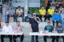 Bupati Aceh Besar H Muharram Idris (Syech Muharram), menyerahkan atribut pemain, pada pembukaan Gala Siswa Antar SMP, di Lapangan Blackstar Lamlhom, Kecamatan Lhoknga, Kabupaten Aceh Besar, Senin (24/11/2025). FOTO/ MC ACEH BESAR