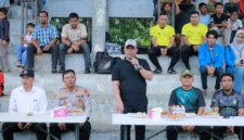 Bupati Aceh Besar H Muharram Idris (Syech Muharram), menyerahkan atribut pemain, pada pembukaan Gala Siswa Antar SMP, di Lapangan Blackstar Lamlhom, Kecamatan Lhoknga, Kabupaten Aceh Besar, Senin (24/11/2025). FOTO/ MC ACEH BESAR