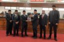 Bupati Aceh Besar H Muharram menyerahkan rancangan KUA dan PPAS APBK Aceh Besar Tahun Anggaran 2026 di Gedung DPRK Aceh Besar, Senin (24/11/2025) siang.
FOTO/ MC ACEH BESAR