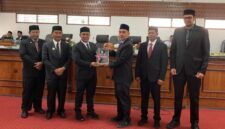 Bupati Aceh Besar H Muharram menyerahkan rancangan KUA dan PPAS APBK Aceh Besar Tahun Anggaran 2026 di Gedung DPRK Aceh Besar, Senin (24/11/2025) siang.
FOTO/ MC ACEH BESAR