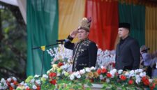 Bupati Aceh Besar Pimpin Upacara Peringatan Uro Lahe ke-69 Kabupaten Aceh Besar Tahun 2025, di Lapangan Bungoeng Jeumpa, Senin (24/11/2025). FOTO/MC ACEH BESAR