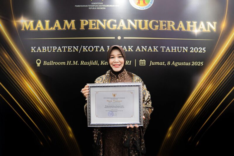 Wali Kota Banda Aceh Illiza Sa’aduddin menerima penghargaan Kota Layak Anak (KLA) Peringkat Nindya 2025 dari Wakil Menteri BKKBN RI Ratu Isyana Bagoes Oka di Jakarta. FOTO/MC BANDA ACEH