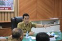 Sekda Aceh M. Nasir memimpin rapat koordinasi tanggap darurat di Banda Aceh, memerintahkan seluruh SKPA turun langsung ke lapangan mempercepat penanganan banjir dan longsor — 4 Desember 2025.
