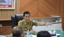 Sekda Aceh M. Nasir memimpin rapat koordinasi tanggap darurat di Banda Aceh, memerintahkan seluruh SKPA turun langsung ke lapangan mempercepat penanganan banjir dan longsor — 4 Desember 2025.