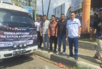 Ketua DPRK Aceh Besar, Abdul Mufti, melepas keberangkatan 15 ton bantuan kemanusiaan untuk korban banjir bandang Aceh. FOTO/FAnews.id