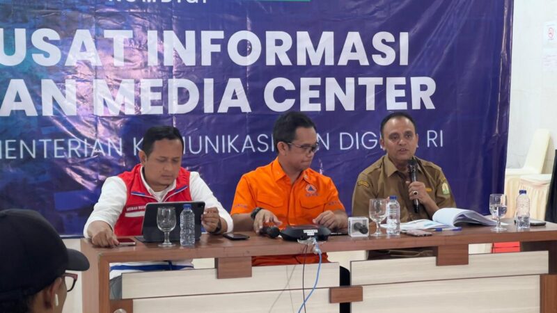 konferensi pers Kepala Pusdatin BNPB Abdul Muhari, Plt Kepala Dinas Kesehatan Aceh Ferdiyus, serta Sales Area Manager PT Pertamina Patra Niaga Aceh Misbah Bukhori, Senin (8/12/2025). (photo: diskominsa Aceh)