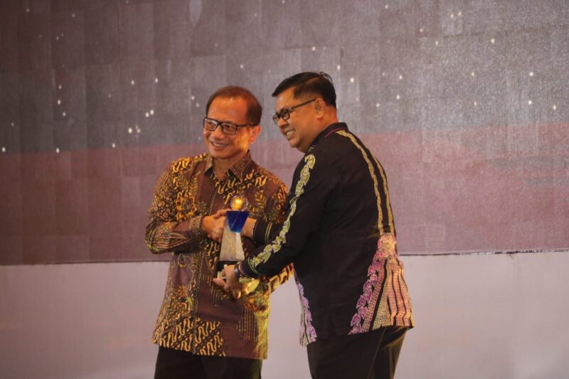 Pemerintah Aceh kembali meraih predikat Badan Publik Informatif 2025 dengan skor 97,06 dan masuk 6 besar nasional versi KI Pusat.