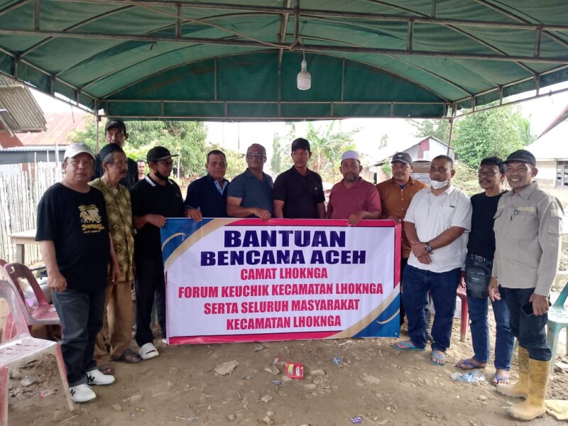 Forum Keuchik Lhoknga menyalurkan bantuan kemanusiaan kepada warga terdampak banjir di salah satu gampong di Kabupaten Aceh Tamiang, Senin (15/12/2025).