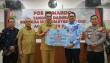 Sekretaris Daerah Aceh M. Nasir menerima secara simbolis bantuan senilai Rp2,8 miliar lebih dari Pemerintah Provinsi Kalimantan Tengah yang diserahkan oleh Staf Ahli Gubernur Kalteng Bidang Pemerintahan, Hukum, dan Politik Ir. H. Darliansjah, M.Si, di Posko Penanganan Bencana Kantor Gubernur Aceh.