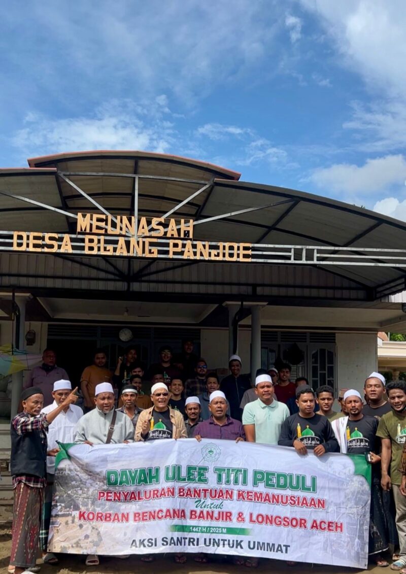 Wakil Pimpinan Dayah Ulee Titi, Abumuda Ahmad Damanhuri, memimpin distribusi bantuan beras dan obat-obatan ke warga terdampak banjir dan longsor di Bireuen.
