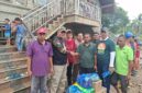 Relawan ICMI Aceh menyalurkan paket bantuan pangan dan kebutuhan pokok bagi korban banjir di Aceh Utara, Sabtu (13/12/2025). Solidaritas dan kepedulian tetap mengalir di tengah darurat bencana. (Doc. ICMI Aceh)
