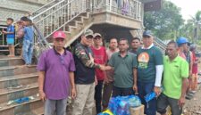 Relawan ICMI Aceh menyalurkan paket bantuan pangan dan kebutuhan pokok bagi korban banjir di Aceh Utara, Sabtu (13/12/2025). Solidaritas dan kepedulian tetap mengalir di tengah darurat bencana. (Doc. ICMI Aceh)