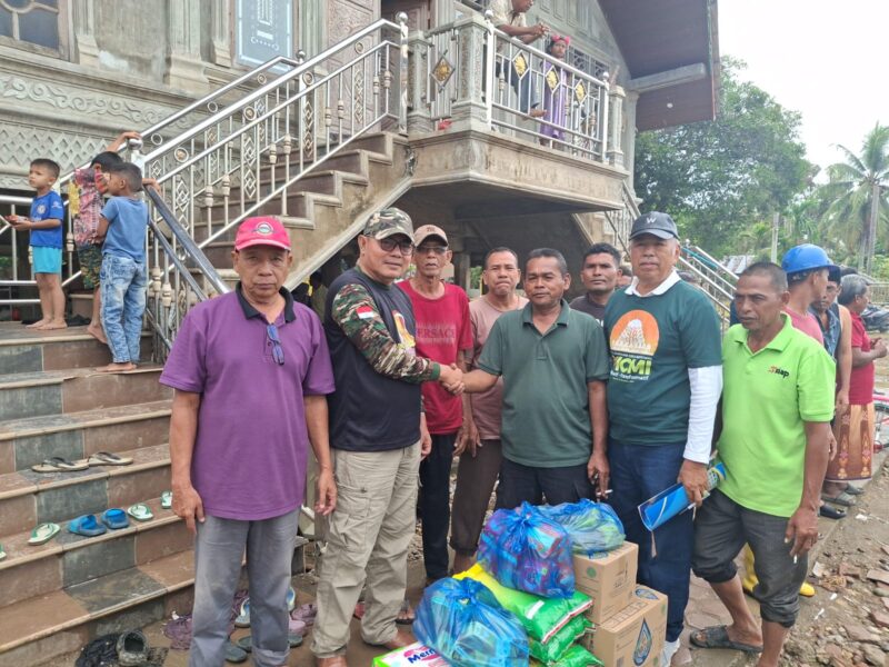 Relawan ICMI Aceh menyalurkan paket bantuan pangan dan kebutuhan pokok bagi korban banjir di Aceh Utara, Sabtu (13/12/2025). Solidaritas dan kepedulian tetap mengalir di tengah darurat bencana. (Doc. ICMI Aceh)
