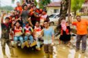 Relawan PKS Sabang membersihkan lumpur di rumah warga terdampak banjir di Kecamatan Seruway, Aceh Tamiang, Kamis (18/12/2025).
